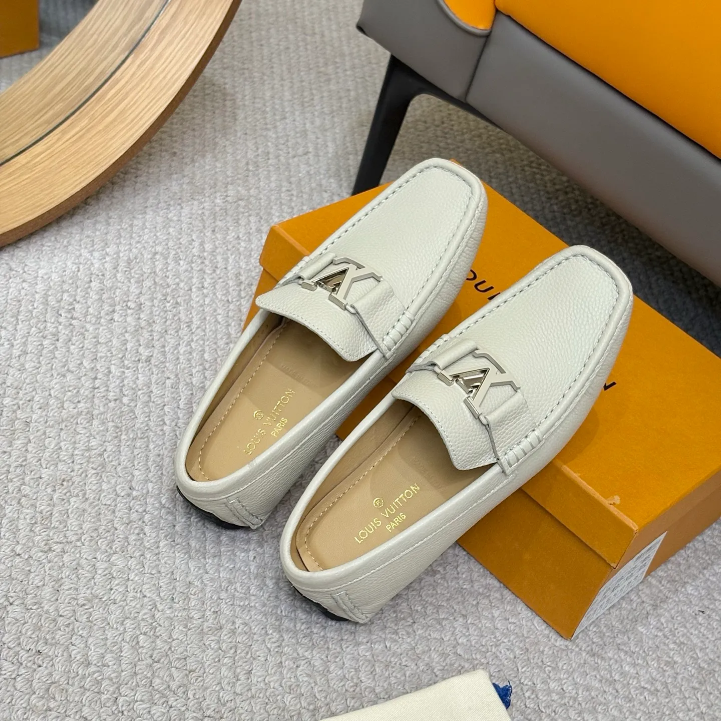 Men's men's shoes 💰420 (Yangli) LV 2⃣️0⃣️2⃣️5️⃣Spring and summer counter GLORIA series models ✈️Original factory special leather production, original last type. A classic driving slip-on casual shoe that shows an elegant style with exquisite craftsmanship details such as Monogram embossing all over the upper🌀Italian imported calfskin fabric Sheepskin foot pads➕Inside～Private mold replica sole Unique style Comfortable driving slip-on Size: 4-12 (38-46) Comes with [Counter packaging: original box, wrapping paper, card, instruction manual, shoehorn, cloth bag] No pressure to enter and leave the counter!